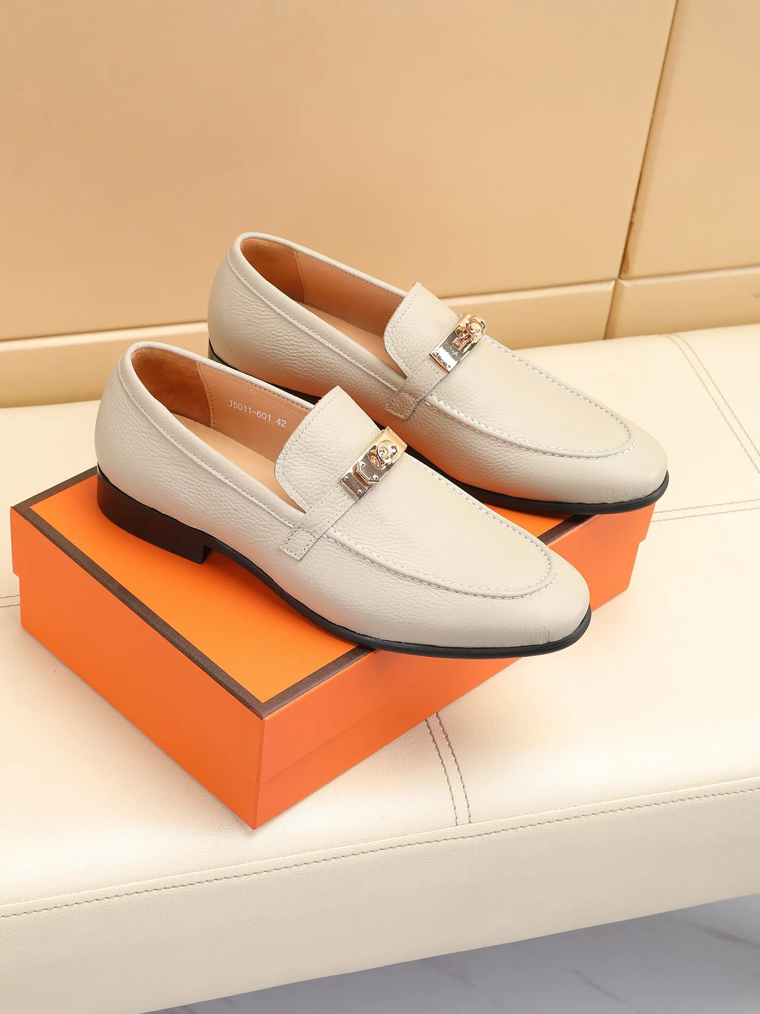 Factory price 440💶[HERMES] (cowhide lining)🍀Italian top luxury🍀He does not pursue novel styles and gorgeous colors, but attracts the favor of successful men with his flawless, elegant and classic style! This very, very comfortable, simple and stable style makes it easy to match any style! The pattern is absolutely 1:1 refined from the original case, and we strive for excellence in materials, imported cowhide + cowhide lining💪💪💪extraordinary texture👍! .Code number: 39 to 44 (38.4546 customized)
